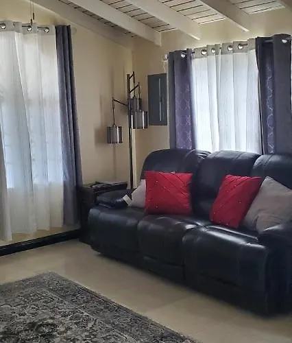 Hillside Retreat In Gated Community Close To Сasa de vacaciones