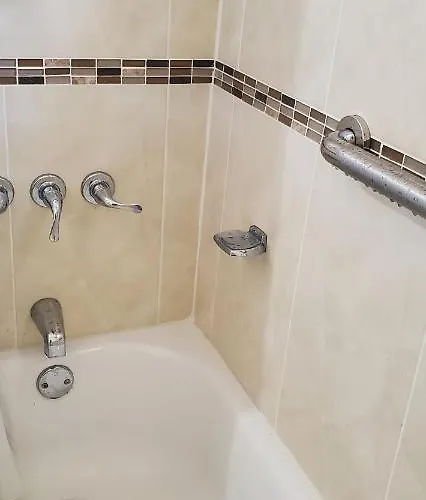 Hillside Retreat In Gated Community Close To Сasa de vacaciones Montego Bay